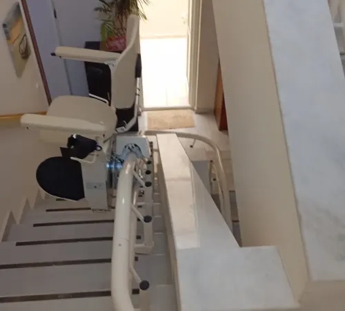 Εγκατάσταση Καρεκλάκι Σκάλας Bruno Premium στο Μαρκόπουλο | Κυρτή Σκάλα